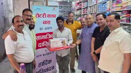 चास: चास बाईपास रोटरी क्लब ने जरूरतमंद की बेटी की शादी में उपहार और नगद धनराशि देकर की मदद