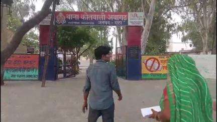 जलेसर: गांव बरा भोंडेला में गेहूं की कटाई कर रहे युवकों के खिलाफ पुरानी रंजिश के चलते गांव के लोगों ने थाना पर की शिकायत