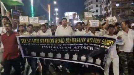 ব্যারাকপুর ২: কাশ্মীরে জঙ্গি হামলার ঘটনার প্রতিবাদে টিটাগড় স্টেশন রোড ব্যবসায়ী ওয়েলফেয়ার সমিতির মোমবাতি মিছিল টিটাগড়ে