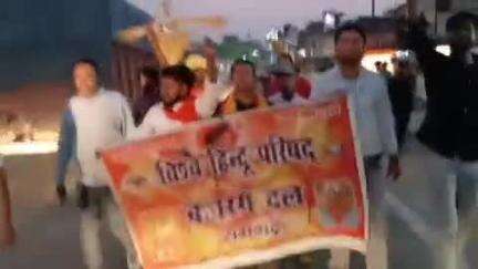 गोला: गोला में पहलगाम आतंकी हमले के विरोध में विश्व हिंदू परिषद और बजरंग दल ने पाकिस्तान का पुतला फूंका