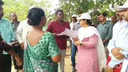 నర్సంపేట: ఖానాపూర్లో  ఇందిరమ్మ ఇండ్ల లబ్ధిదారుల ఎంపిక కొరకు అధికారులు నిర్వహిస్తున్న సర్వే తీరును పరిశీలించిన కలెక్టర్