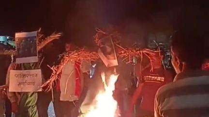 सेन्हा: बरही डीपा में विहिप-बजरंग दल ने पाकिस्तान समर्थित आतंकियों का पुतला फूंका, पहलगाम हमले में शहीदों को श्रद्धांजलि दी