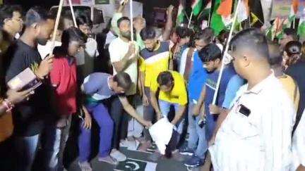 বসিরহাট ১: বসিরহাটের ১৪ নম্বর ওয়ার্ডে কাশ্মীরের ঘটনার পাকিস্তানের পতাকা পুড়িয়ে মিছিল তৃণমূলের উপস্থিত বিধায়ক