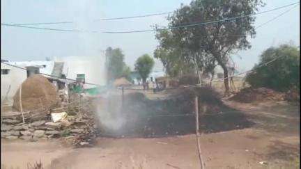 कैलारस: ग्राम कोल्हेरा में भूसे और कंडे में लगी आग, मौक़े पर पहुंची फायर ब्रिगेड की टीम