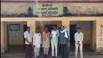 नैनवां: चेनपुरिया गांव को बाछोला में शामिल करने के विरोध में ग्रामीणों ने किया प्रदर्शन, उपखंड अधिकारी को सौंपा ज्ञापन