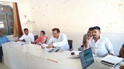 अमरिया: अमरिया ब्लॉक सभागार में BDO ने सचिव और पंचायत सहायकों को कार्य में तेजी लाने के दिए निर्देश
