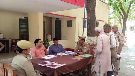 चरखारी: चरखारी कोतवाली परिसर में आयोजित समाधान दिवस, फरियादियों की समस्याओं को सुना गया