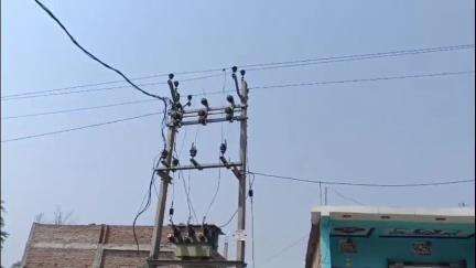 निचलौल: ग्राम सभा बढेया की आधी आबादी को बिजली नहीं मिलने से ग्रामीणों में आक्रोश