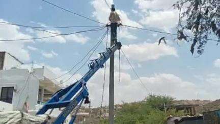 राशमि: राशमी में ट्रक की टक्कर से बिजली का खंभा टूटा, 15 घंटे तक पिकअप के सहारे खड़ा रहा खंभा