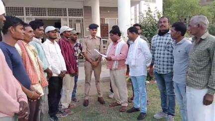 अंजड़: पहलगाम आतंकी हमले के विरोध में मानकर समाज उत्थान समिति ने राष्ट्रपति के नाम अंजड थाना प्रभारी को दिया ज्ञापन