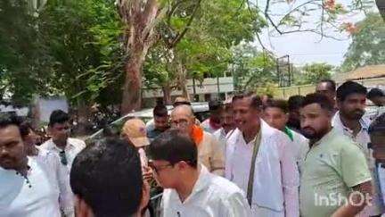 कुंडहित: विधानसभा अध्यक्ष रविंद्र नाथ महतो ने सिंह वहिनी प्लस टू उच्च विद्यालय में विज्ञान प्रयोगशाला भवन का किया उद्घाटन