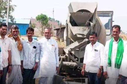 గాంధారి: గొల్లాటి తాండ గ్రామంలో సీసీ రోడ్డు నిర్మాణ పనులు ప్రారంభించిన కాంగ్రెస్‌ నేతలు