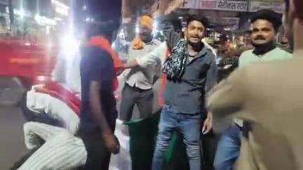 नौगांव: नौगांव पहलग्राम आतंकी हमले के विरोध में युवाओं ने कोठी चौराहे पर पाकिस्तान का झंडा जलाया