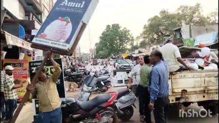 जगदलपुर: मेन रोड, गोल बाजार में सड़क पर अतिक्रमण करने वालों पर नगर निगम की कार्रवाई, सामान किया ज़ब्त और लगाया जुर्माना