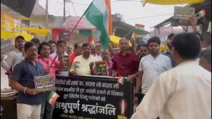 हैदरगढ़: हैदरगढ़ में पहलगाम आतंकी हमले के विरोध में व्यापारियों ने हैदरगढ़ बाजार से मुख्य चौराहे तक निकाला कैंडल मार्च