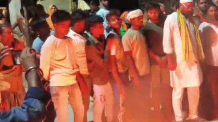 सोरांव: पहलगाम आतंकी हमले के विरोध में जमखुरी गांव में मुस्लिम समुदाय ने निकाला कैंडल मार्च, किया विरोध प्रदर्शन
