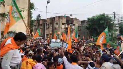রানাঘাট ১: রানাঘাটে ADSP অফিস ঘেরাও কর্মসূচি হিরে ধূমধুমার,পুলিসের ব্যারিকেড ভেঙে ADSP অফিস পৌছালো BJP নেতা কর্মীরা