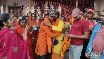 डोमचांच: बिगहा निवासी 5 धाम यात्रा स्केटिंग से घर लौटे, ग्रामीणों ने किया स्वागत