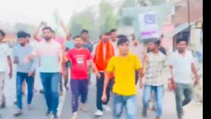 सिधौली: कमालपुर में बजरंग दल के कार्यकर्ताओं ने पाकिस्तान का फूंका पुतला 
#बजरंगदल #सिधौली #कमलापुर