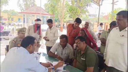 निचलौल: निचलौल थाने पर SDM और SO ने थाना समाधान दिवस पर की जनसुनवाई, 10 मामलों में से 2 का मौके पर निस्तारण