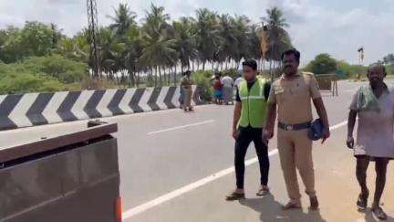 திருப்புவனம்: புறவழிச்சாலையில்கார் மோதல் டூ வீலர் ஓட்டிய இருவர் உயிரிழப்பு
