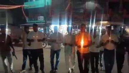 बरकागाँव: पहलगाम में हिंदू सैलानियों पर हुए आतंकी हमले के विरोध में बड़कागांव के बुद्धिजीवियों ने निकाला कैंडल मार्च