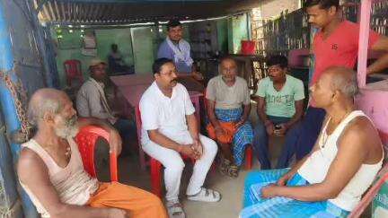 डुमरा: खैरवा में भाजपा नेता ने स्थानीय लोगों से की मुलाकात