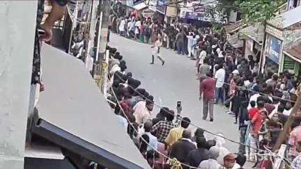 ചിറ്റൂർ: ആയിരക്കണക്കിന് ആളുകളെ സാക്ഷിയാക്കി തത്തമംഗലം അങ്ങാടിവേലയുടെ മുഖ്യചടങ്ങായ കുതിരയോട്ടം നടന്നു