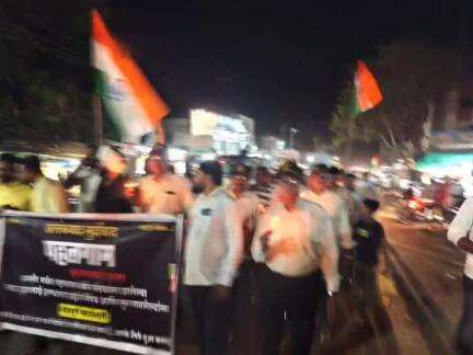 पातुर: पहलगाम येथे आतंकवादी हल्यात शहीद झालेल्या भारतीय नागरीकांना श्रध्दांजली वाहून पातुर शहरात काढला कॅन्डल मार्च..