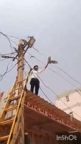 पोकरण: जांको राखे साईया, मार सके ने कोई: चाइन्ज मांजे के कारण पोकरण में विद्युत पोल पर तड़प रहे कबूतर का मांजे से किया रेस्क्यू