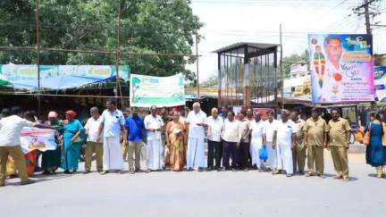 காரியமங்கலம்: ராமசாமி கோவில் அருகே பிளாஸ்டிக் ஒழிப்பு மற்றும் மஞ்சப்பை குறித்த விழிப்புணர்வு பிரச்சாரம்