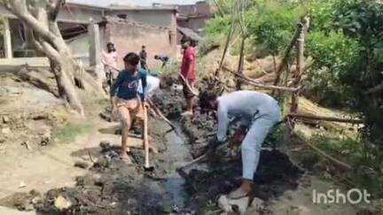 धनघटा: कोदवट गांव में सफाई कर्मी के ना आने पर ग्रामीणों ने विरोध प्रदर्शन कर खुद की सफाई