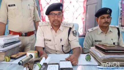 फुलपरास: फुलपरास थाना क्षेत्र में एनएच 27 पर लोहिया चौक के पास पुलिस ने रात्रि गश्त के दौरान एक नाबालिग सहित दो लोगों को पकड़ा