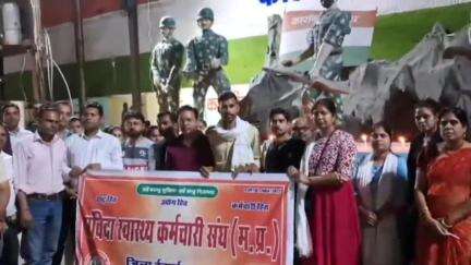 छतरपुर नगर: पहलगाम आतंकी हमले में शहीदों को संविदा स्वास्थ्य कर्मचारियों ने कारगिल चौराहे पर श्रद्धांजलि दी