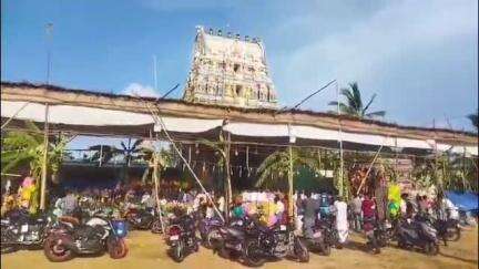 வேதாரண்யம்: அங்காள பரமேஸ்வரி ஆலய கப்பரைத் திருவிழாவில் சுவாமி வீதி உலா காட்சியில் ஏராளமானோர் பங்கேற்றனர்.