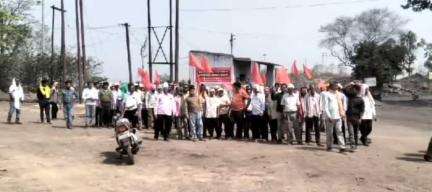 केरेडारी: केरेडारी में ई-ऑक्शन डीओ लगाने की मांग को लेकर भाकपा माले कार्यकर्ताओं ने ट्रांसपोर्टिंग ठप किया