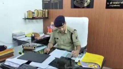 आरंग: आरंग थाना क्षेत्र में लोगों को शराब पीने के लिए प्रयोजन उपलब्ध कराने वाले व्यक्ति को पुलिस ने किया गिरफ्तार
