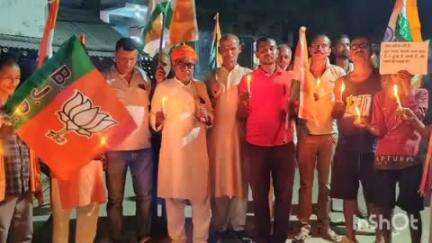 लखनौर: दीप गांव में हटिया चौक से बैंक चौक तक कैंडल मार्च निकाला गया, पहलगाम में मारे गए लोगों को श्रद्धांजलि दी गई