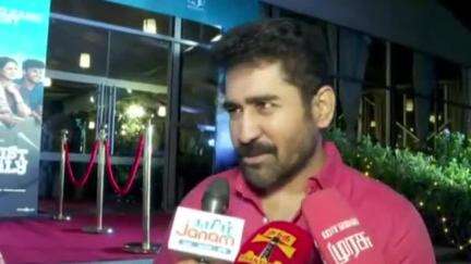 அமைந்தகரை: காஷ்மீர் விவகாரத்தில் எல்லோரையும் குறை கூறக்கூடாது - விஆர் மஹாலில் நடிகர் விஜய் ஆண்டனி பேட்டி
