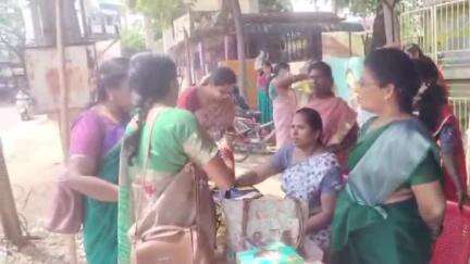 తునిలో ఆకట్టుకుంటున్న మెప్మా మార్కెట్ సందర్శించిన జిల్లా మార్కెటింగ్ అధికారి మంగాదేవి