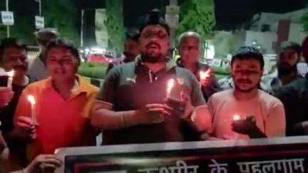 गोलमुरी-सह-जुगसलाई: पहलगाम आतंकी हमले में शहीदों को श्रद्धांजलि दी गई, कदमा में हिंद एकता सामाजिक संस्था ने निकाला कैंडल मार्च