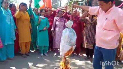 पधर: पहलगाम में हुए हमले के विरोध में कुन्नू बाजार में निकाली गई विरोध रैली