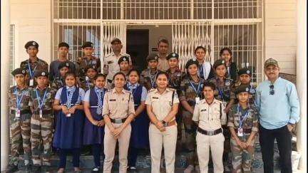 बड़ा मलेहरा: बड़ामलहरा थाना प्रभारी श्रद्धा शुक्ला ने छात्रों को पुलिस कार्यशैली की जानकारी दी