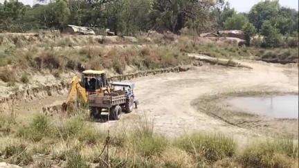 मड़ियाहू: रजमलपुर गांव में तालाब खुदाई की फोटो खींचने पर प्रधान के पुत्र ने युवक को पीटा, जनसुनवाई पोर्टल पर की गई शिकायत