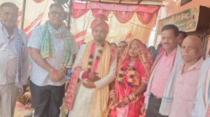 ग्राम गोपलिन चुआ में आयोजित वैवाहिक समारोह में पूर्व संसदीय सचिव व विधायक संजीव शाह हुए शामिल