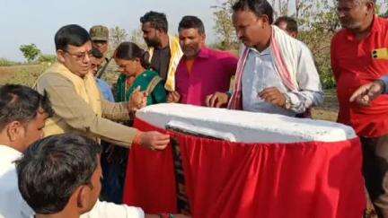 सिमरिया: पदमपुर गांव में विधायक उज्ज्वल दास ने तालाब के जीर्णोद्धार कार्य का किया शिलान्यास