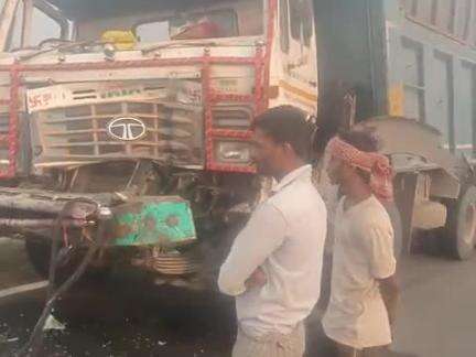 Katihar Manihari road ke kajra chowk
pr truck and tracter ke bich