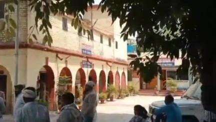 खजनी: खजनी थाने में आयोजित थाना समाधान दिवस में पहुंचे 10 फरियादी, अधिकारियों से अलग आदेश देते नजर आए राजस्व निरीक्षक