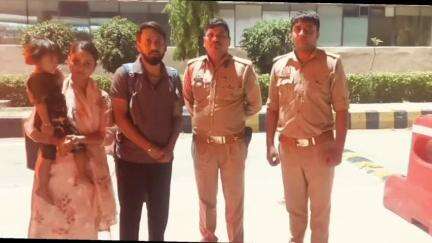 महावन: लखनऊ से नोएडा जा रही बस दंपति से यमुना एक्सप्रेस-वे पर छूटी, PRV पुलिस ने मांट टोल पर बस तक पहुंचाया