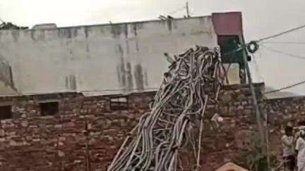 नैनवां: तेज अंधड़ ने तलवास में मचाई तबाही, निगम का टावर गिरा
